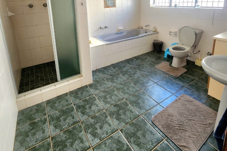 6 Bedroom Property for Sale in Wavecrest Eastern Cape